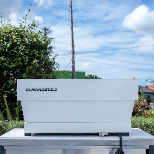 AS-NEW CUSTOM LA MARZOCCO LINEA S 3 GROUP GLOSS WHITE 9 WEEKS OLD