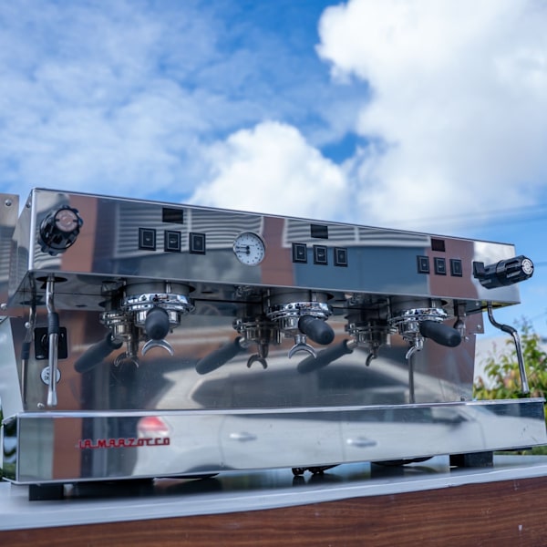 AS-NEW CUSTOM LA MARZOCCO LINEA S 3 GROUP GLOSS WHITE 9 WEEKS OLD