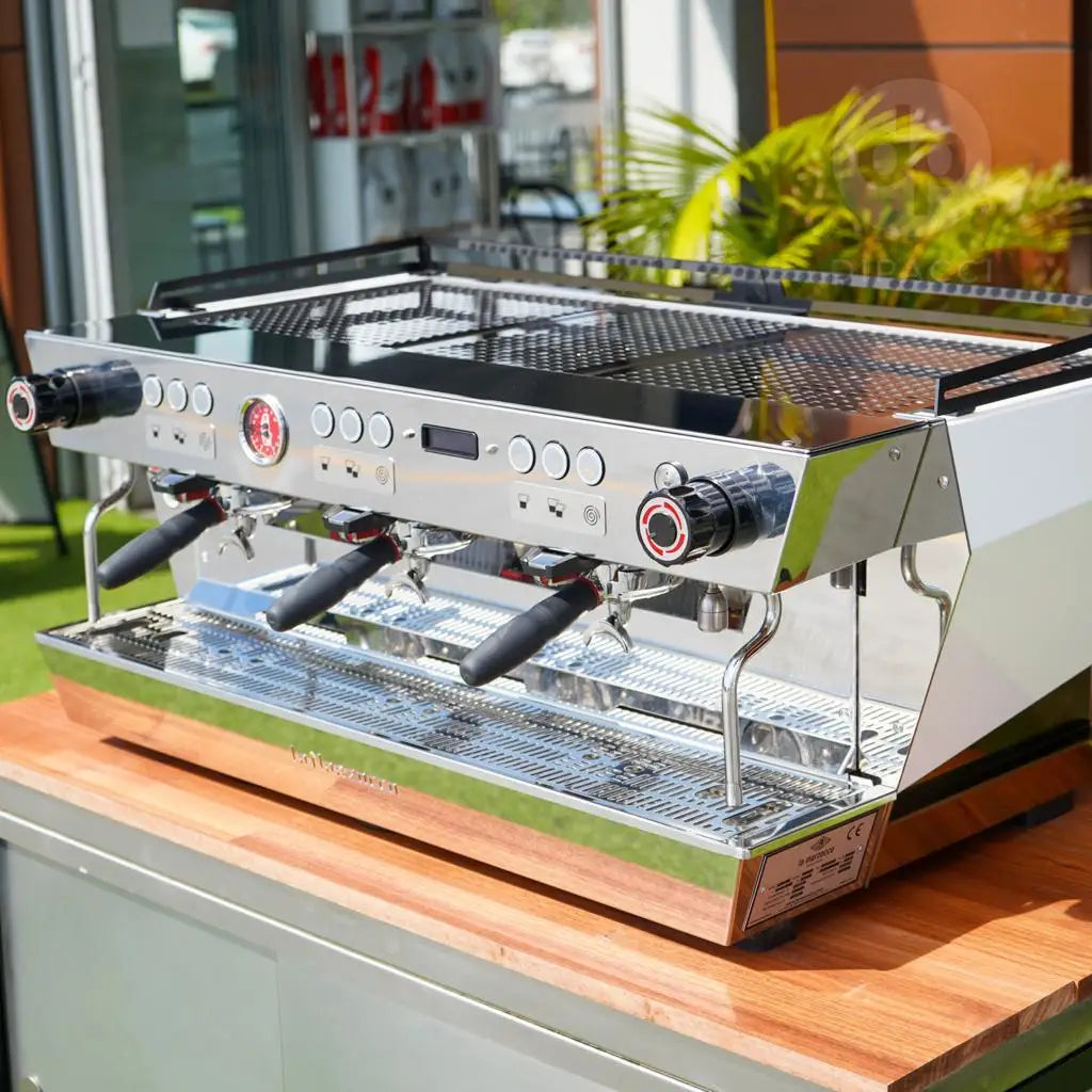 Buy La Marzocco Brand New Custom La Marzocco Kb90 White & 24 Carat Buy La Marzocco Brand New Custom La Marzocco Kb90 White & 24 Carat