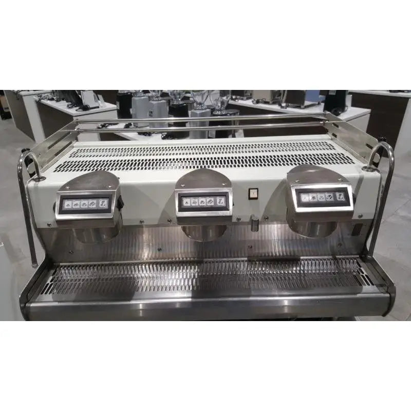 Pre-Owned 3 Group Synesso Sabre In white Commercial Coffee